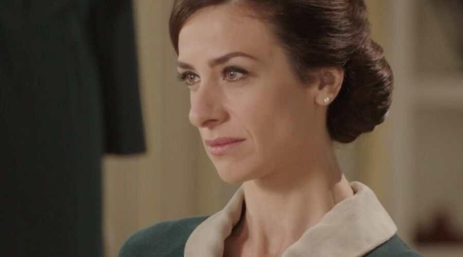 Lara Komar (Gloria Moreau) in una scena della puntata 77 de 