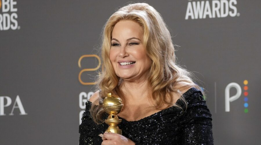 BEVERLY HILLS, CALIFORNIA - 10 GENNAIO: Jennifer Coolidge posa con il premio per la migliore attrice non protagonista in una serie limitata o antologica o in un film per la televisione per 