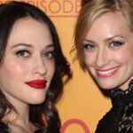 Kat Dennings e Beth Behrs alla festa per il centesimo episodio di 