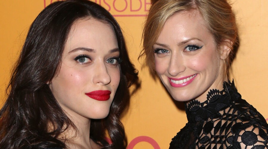 Kat Dennings e Beth Behrs alla festa per il centesimo episodio di 