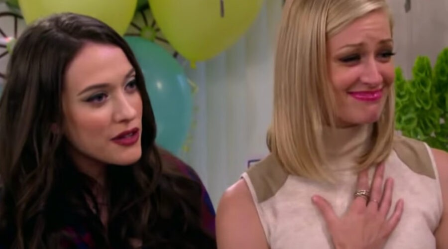 Da sinistra: Kat Dennings e Beth Behrs in una scena dal trailer di