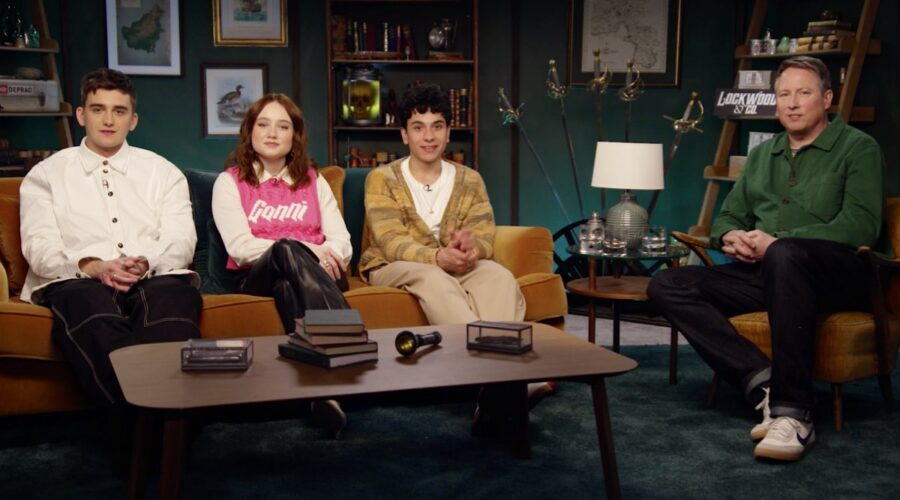 Da sinistra: Cameron Chapman, Ruby Stokes e Ali Hadji-Heshmati insieme al regista Joe Cornish per “Lockwood & Co.”. Credits: Tvserial.it.