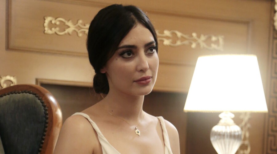 Melike İpek Yalova (Müjgan Hekimoğlu Akkaya) in una scena di