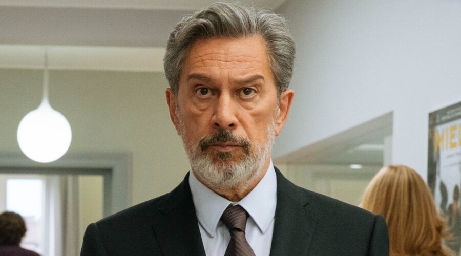 Michele Di Mauro (Vittorio) in una scena di “Call My Agent Italia”. Credits: Sara Petraglia/ Sky.