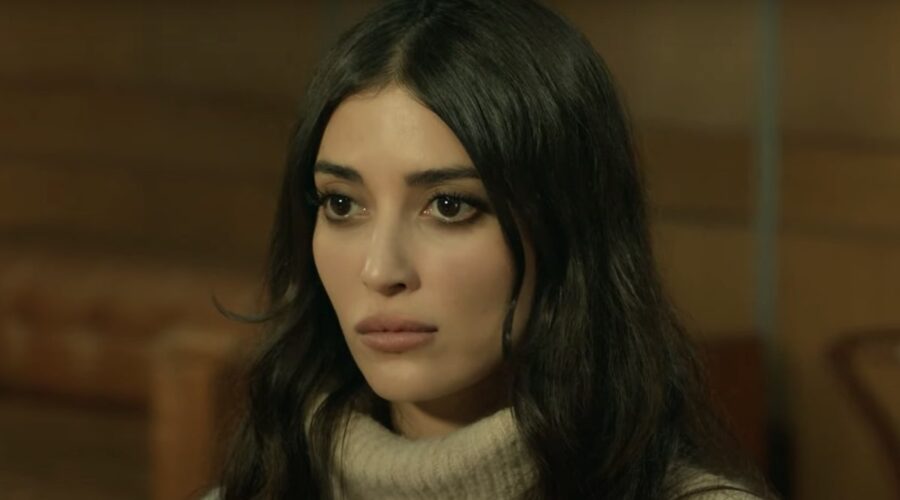 Melike İpek Yalova interpreta Müjgan Hekimoglu, qui in un fotogramma di “Terra Amara”. Credits: ATV/YouTube.