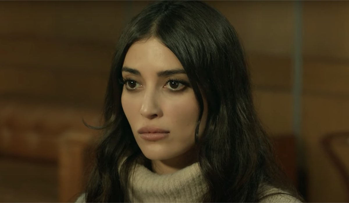 Melike İpek Yalova interpreta Müjgan Hekimoglu, qui in un fotogramma di “Terra Amara”. Credits: ATV/YouTube.