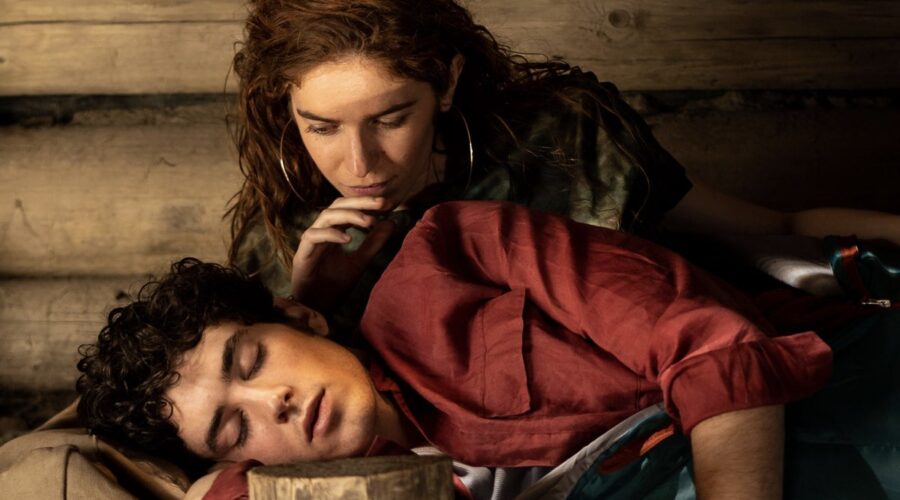 Da sinistra: Nicolas Maupas (Filippo Ferrari) e Valentina Romani (Naditza) in una scena di 