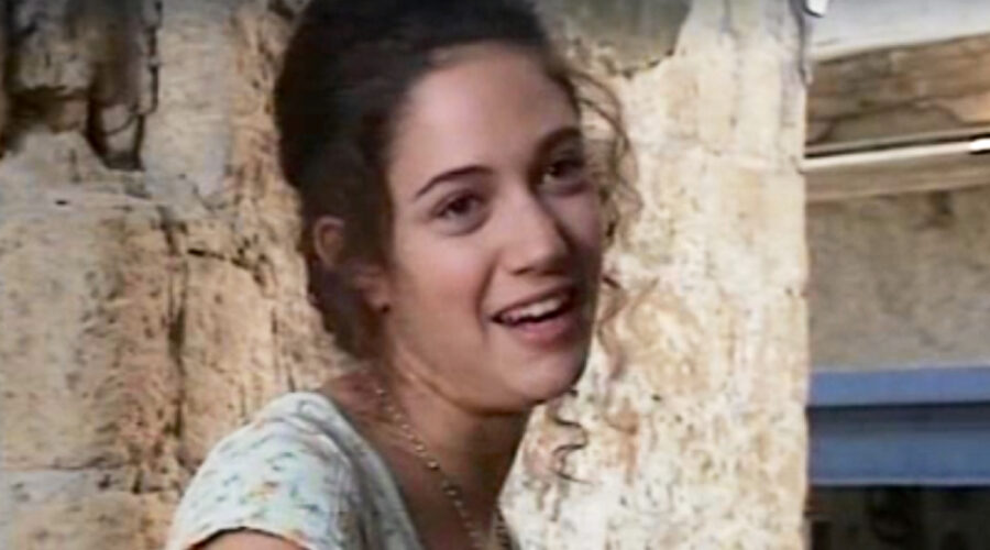 Screenshot di Samuela Sardo interpreta Anna Boschi nella prima puntata di