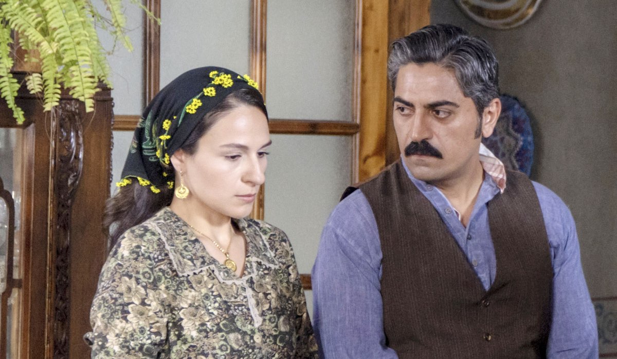 Da sinistra: Selin Yeninci (Saniye) e Bülent Polat (Gaffur Taskin) in una scena di 