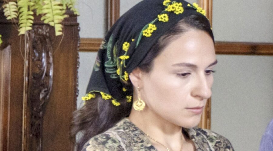 Selin Yeninci (Saniye) in una scena di 