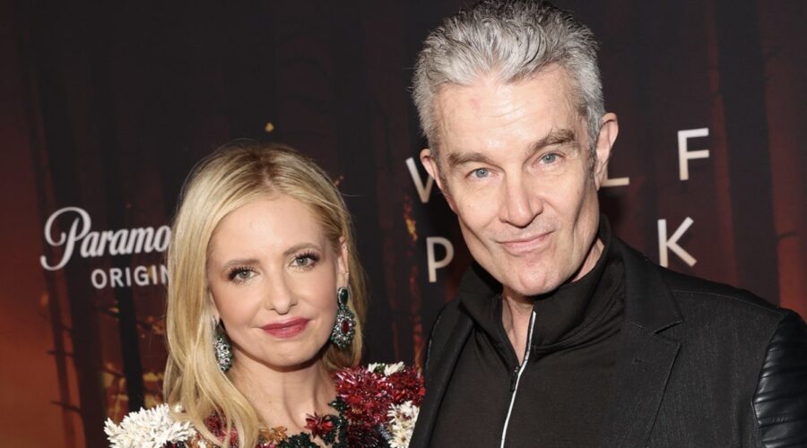 LOS ANGELES, CALIFORNIA - 19 GENNAIO: Sarah Michelle Gellar e James Marsters partecipano alla première di
