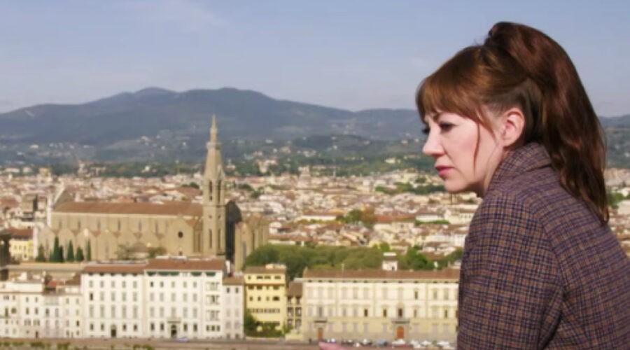 Screenshot di Diane Morgan nel trailer di
