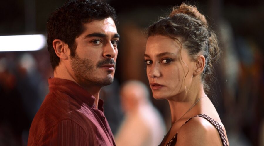 Da sinistra: Burak Deniz interpreta Maran e Serenay Sarikaya che presta il volto Sahsu in “Shahmaran”. Credits: Netflix.