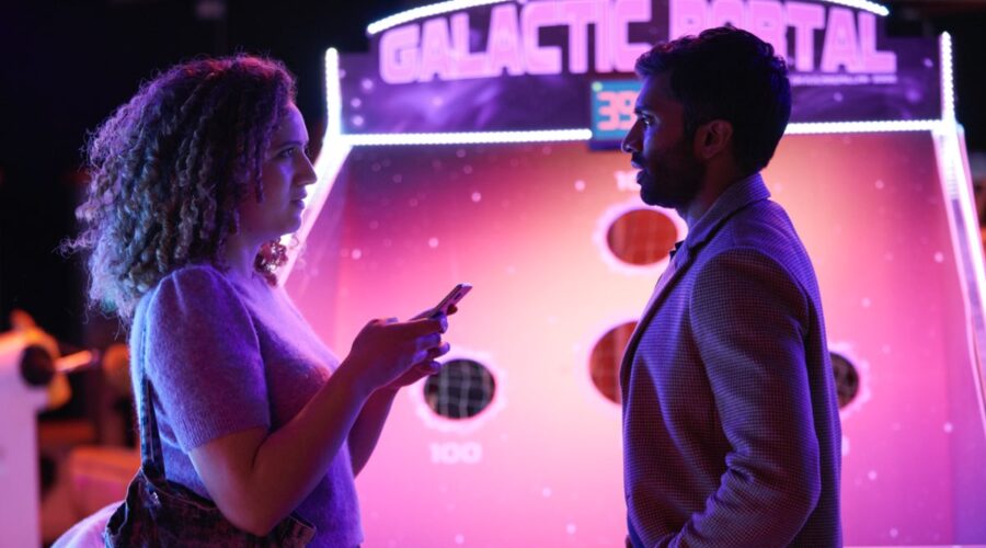 Da sinistra: Rose Matafeo e Nikesh Patel in una scena della stagione 2 di “Starstruck”. Credits: RaiPlay.