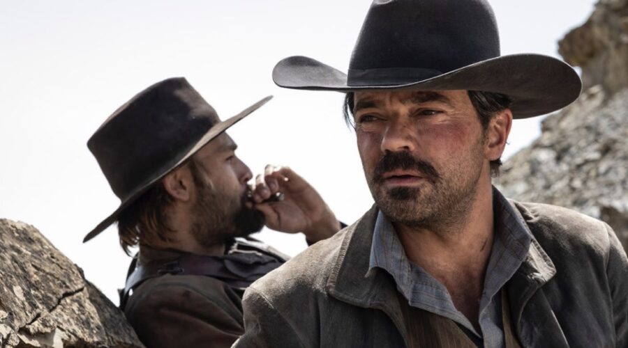 Da sinistra: Douglas Booth e Dominic Cooper in una scena di “That Dirty Black Bag”. Credit: Stefano Montesi.