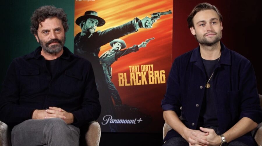 Da sinistra: Guido Caprino e Douglas Booth intervistati per “That Dirty Black Bag”. Credits: Cattura schermo/Tvserial.it.
