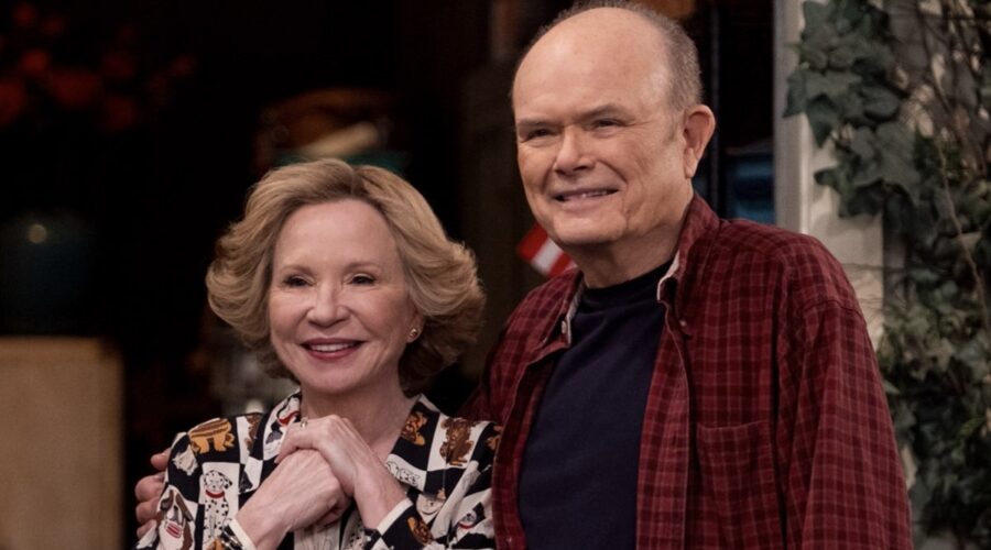 That '90s Show. (Da sinistra a destra) Debra Jo Rupp nel ruolo di Kitty Forman, Kurtwood Smith nel ruolo di Red Forman nell'episodio 110 di That '90s Show. Cr. Patrick Wymore/Netflix © 2022.