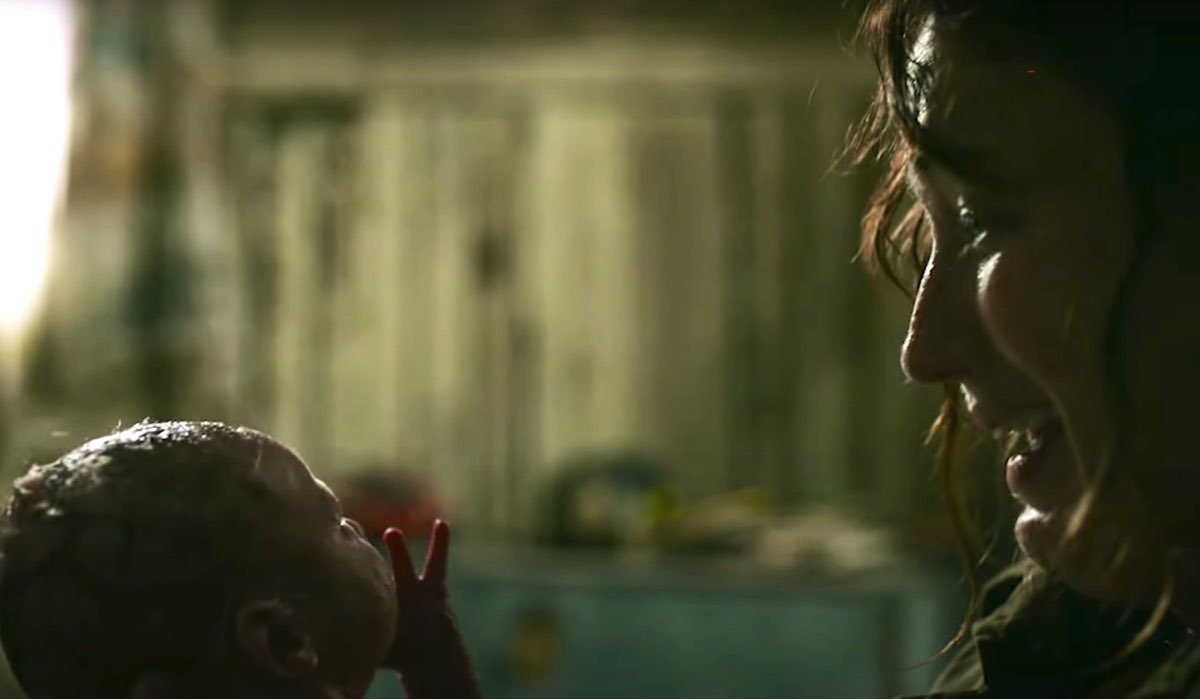 Ashley Johnson interpreta Anna, qui in un fotogramma dal trailer. Credits: HBO/Sky/YouTube.