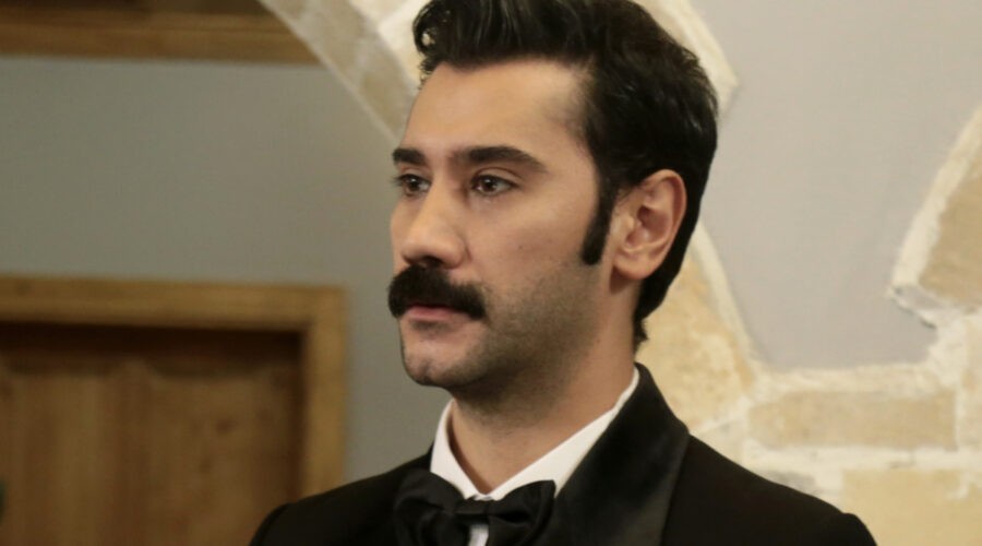 Ugur Günes (Yilmaz) in una scena di