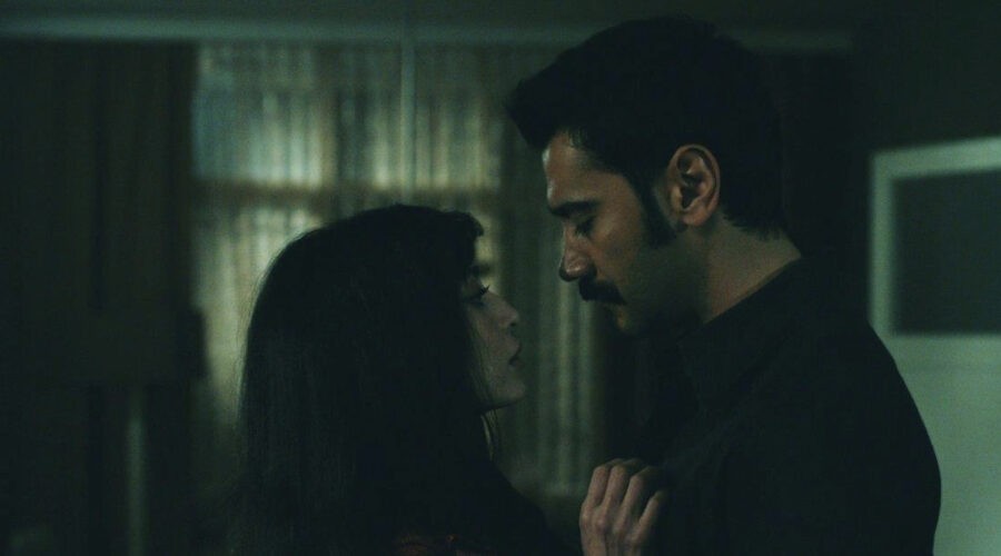 Da sinistra: Hilal Altinbilek (Züleyha) e Ugur Günes (Yilmaz) in una scena di