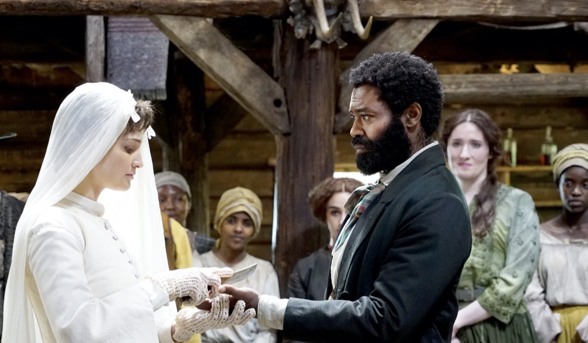A destra, in secondo piano: Abigail Thorn interpreta Jess, qui in una scena della serie tv “Django”. Credits: Sky Italia.