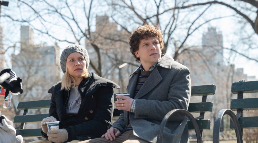 Claire Danes e Jesse Eisenberg in una scena di 