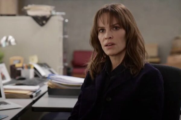 Hilary Swank in un fotogramma del trailer di “Daily Alaskan”. Credits: Disney/Youtube.