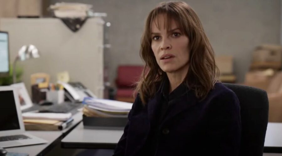 Hilary Swank in un fotogramma del trailer di “Daily Alaskan”. Credits: Disney/Youtube.