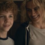 Da sinistra: Edward (Colin O'Brien) e zia Lacey (Taylor Schilling) in una scena di “Dear Edward”. Credits: Apple TV+.