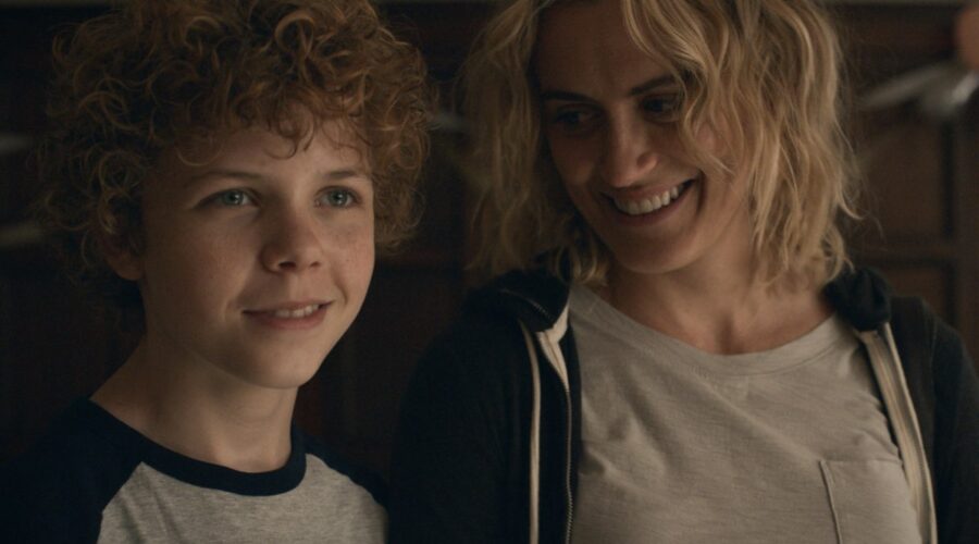 Da sinistra: Edward (Colin O'Brien) e zia Lacey (Taylor Schilling) in una scena di “Dear Edward”. Credits: Apple TV+.