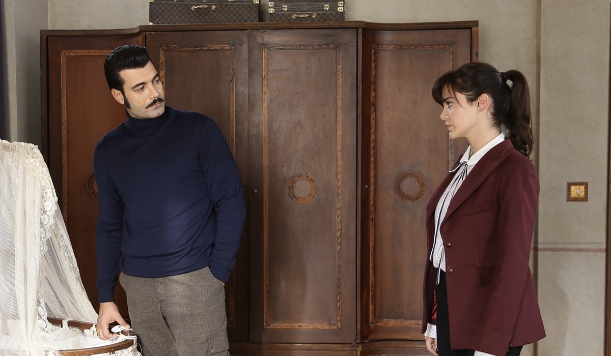 Da sinistra: Murat Ünalmis (Demir) e Hilal Altinbilek (Züleyha) in una scena di 