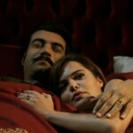 Da sinistra: Murat Ünalmis (Demir) e Hilal Altinbilek (Züleyha) in una scena di 