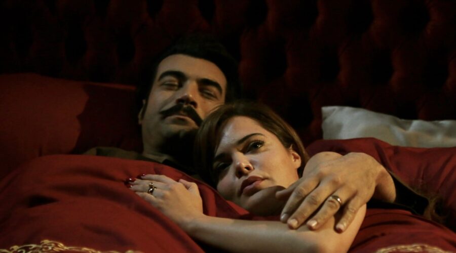 Da sinistra: Murat Ünalmis (Demir) e Hilal Altinbilek (Züleyha) in una scena di 