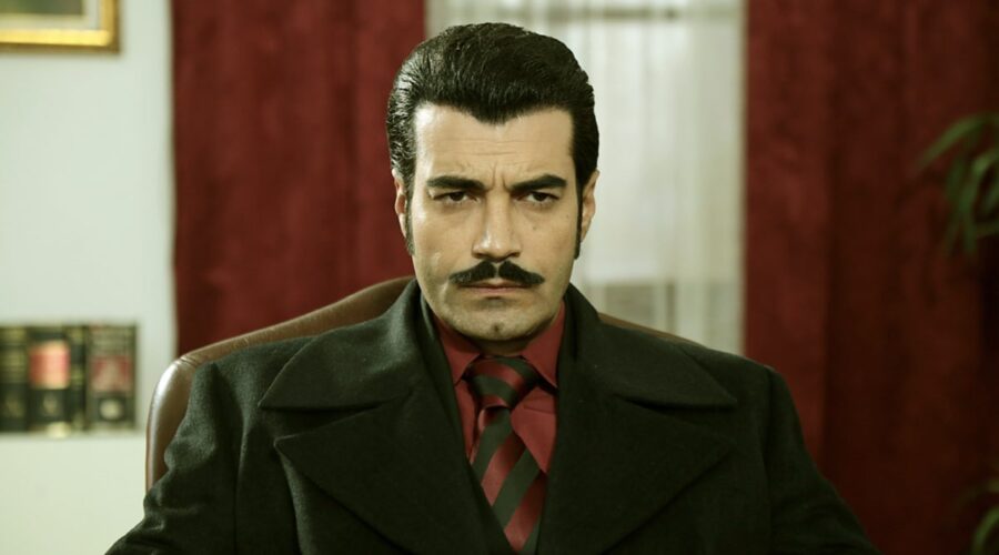 Murat Ünalmis (Demir) in una scena di