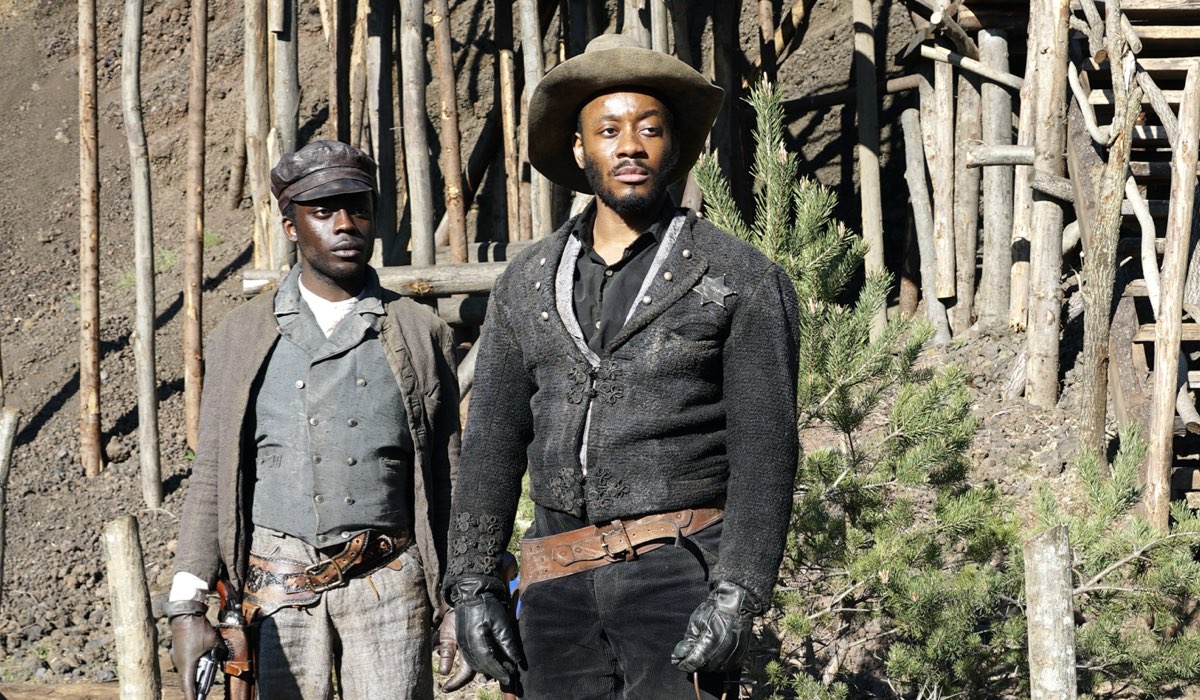 Da sinistra: Benny Opoku-Arthur (Kevin Ellis) e Eric Kole (Phillip Ellis) in una scena del secondo episodio di “Django”. Credits: Sky Italia.