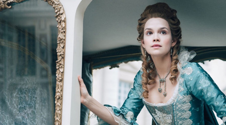 Emilia Schule in una scena della serie tv