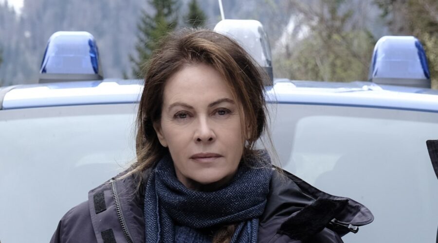 Elena Sofia Ricci (Teresa Battaglia) in una scena di “Fiori sopra l'inferno”. Credits: Rai.
