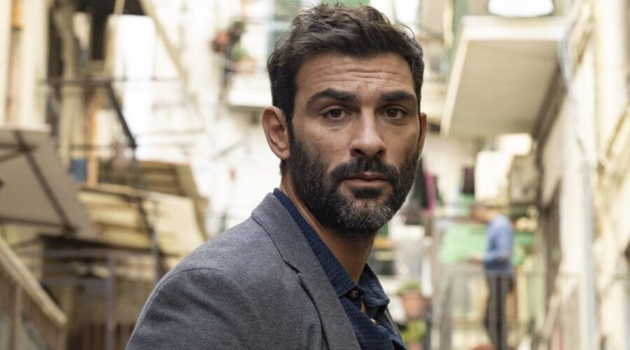 Francesco Arca (Alessandro Scudieri) in un posato per 