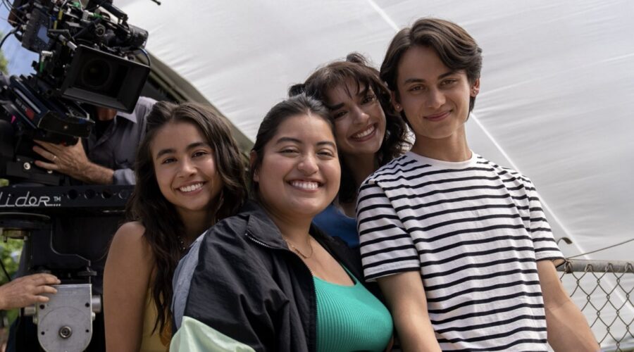 Freeridge. (Da sinistra a destra) Ciara Riley Wilson nel ruolo di Demi, Tenzing Trainor nel ruolo di Cameron, Bryana Salaz nel ruolo di Ines, Keyla Monterroso Mejia nel ruolo di Gloria nell'episodio 101 di Freeridge. Cr. Kevin Estrada/Netflix © 2022.
