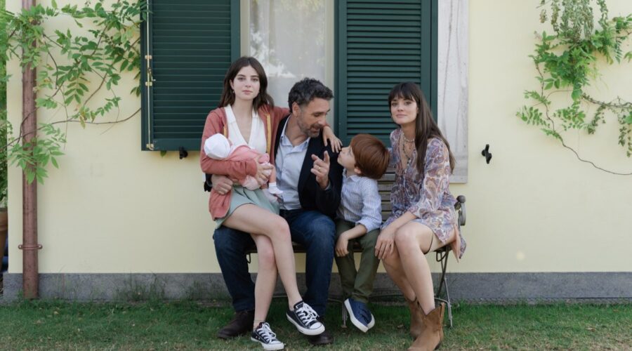 Da sinistra: Ginevra Francesconi (Sole), Raoul Bova (Giulio), Marco Valerio Bartocci (Michelino) ed Elena Funari (Francesca) in una scena di 