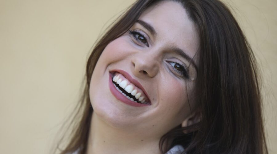 Un posato di Giovanna Sannino, l'attrice che interpreta Carmela in