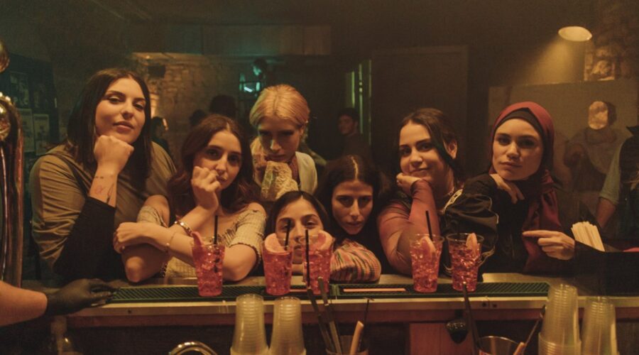 Il gruppo delle ragazze in una scena della sesta stagione di “SKAM Italia”. Credits: Francesco Ormando/Netflix.