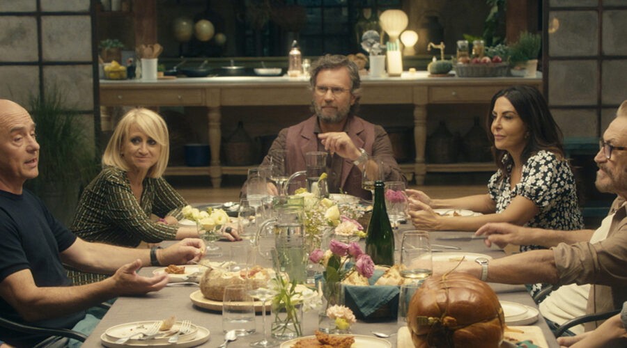 Il Cast Di Dinner Clun 2 In Una Scena Della Serie Credits Prime Video
