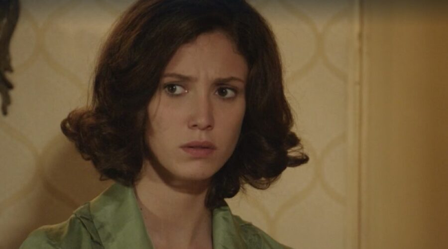 Lucrezia Massari (Flora Gentile Ravasi) in una scena della puntata 100 de