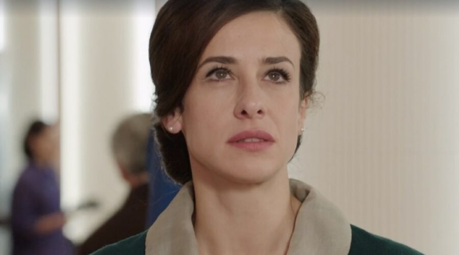 Lara Komar (Gloria Moreau) in una scena della puntata 107 de 