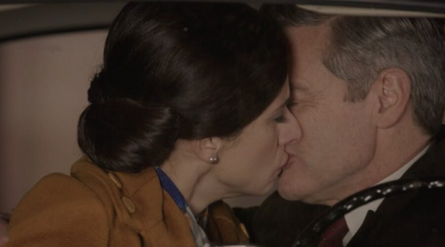 Da sinistra: Lara Komar (Gloria Moreau) e Massimo Poggio (Ezio Colombo) in una scena della puntata 110 de 