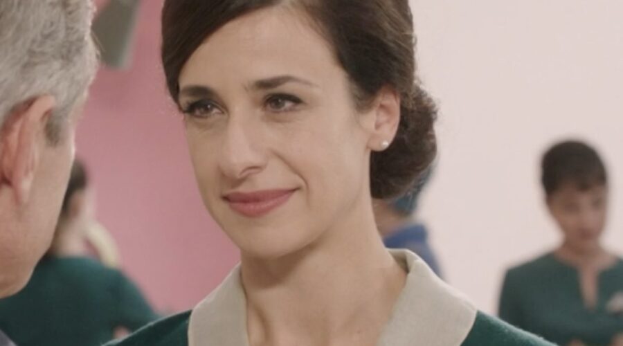 Lara Komar (Gloria Moreau) in una scena della puntata 93 de