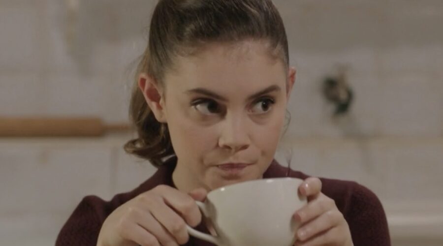 Elvira Camarrone (Clara Boscolo) in una scena della puntata 99 de