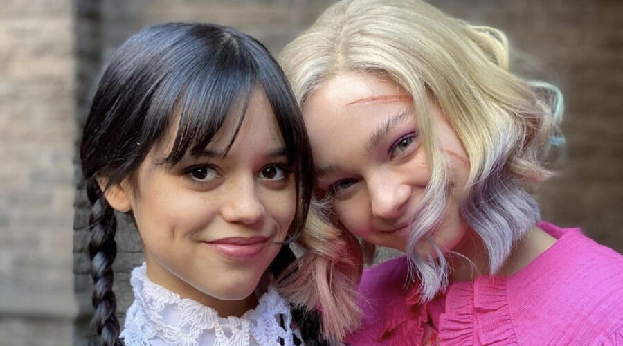 Jenna Ortega E Emma Myers Sul Set Di Mercoledì Credits Via Instagram