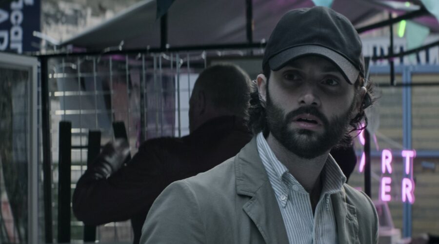 Joe Goldberg (interpretato da Penn Badgley) in una scena della quarta stagione di “You”. Credits: Courtesy of Netflix.
